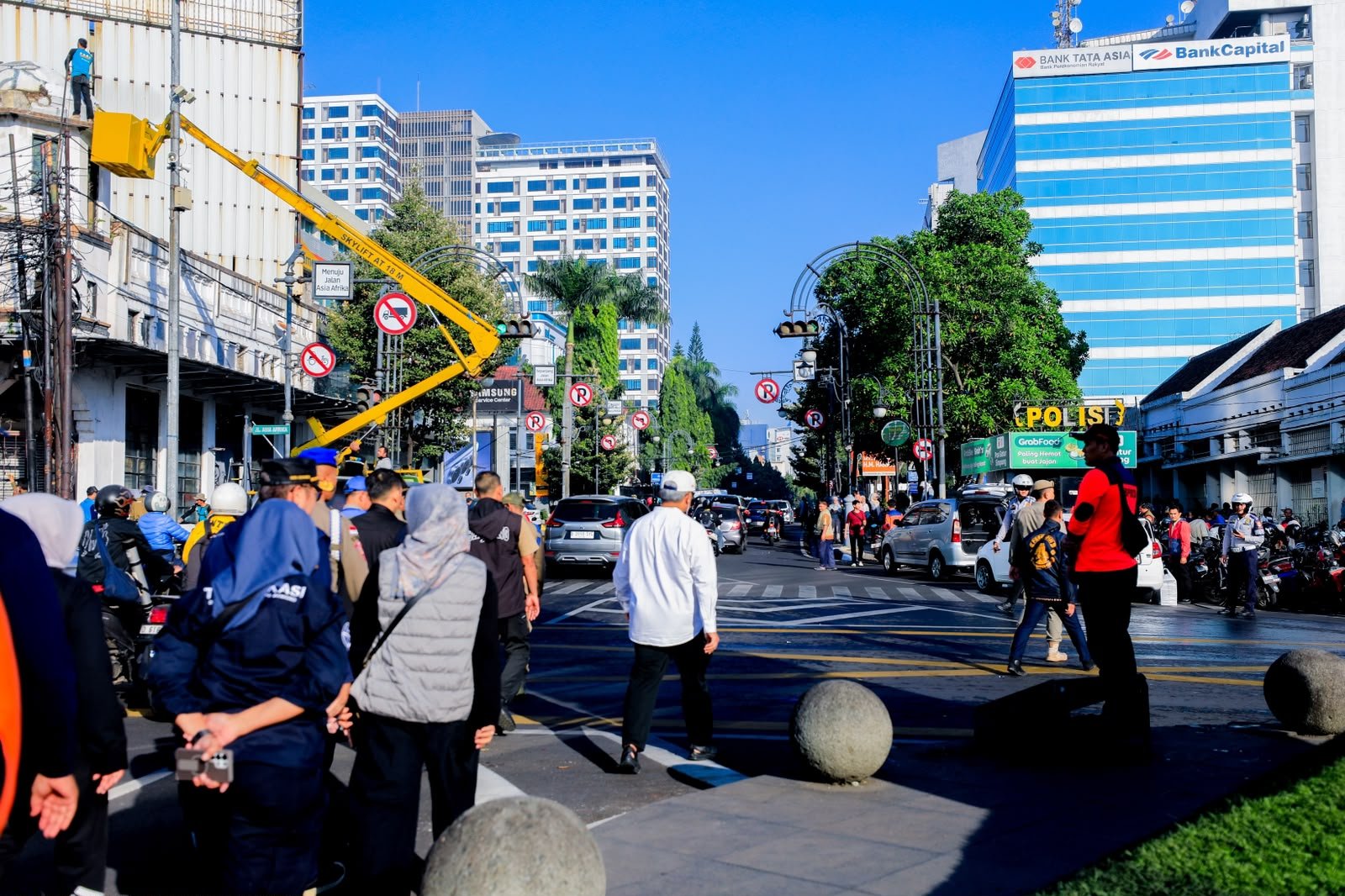 Pemerintah Kota (Pemkot) Bandung mulai melakukan penataan di kawasan Simpang Lima sebagai bagian dari persiapan menyambut Festival Asia Afrika.