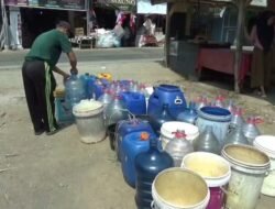 Kemarau 40 Hari, Warga Cibeber Antre Air Bersih