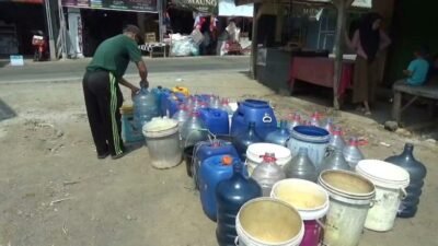 Kemarau 40 Hari, Warga Cibeber Antre Air Bersih
