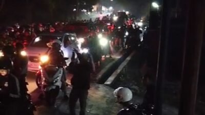Dalam video yang beredar, memperlihatkan arus lalu lintas berhenti total di Jalan Raya Puncak, tepatnya di Desa Ciloto, Cipanas yang menyebabkan kendaraan tak bergerak sama sekali.