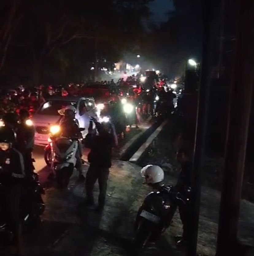 Dalam video yang beredar, memperlihatkan arus lalu lintas berhenti total di Jalan Raya Puncak, tepatnya di Desa Ciloto, Cipanas yang menyebabkan kendaraan tak bergerak sama sekali.