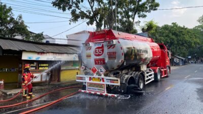 Diduga Akibat Rem Panas, Truk Tangki BBM Bermuatan 24 Ribu Liter Terbakar