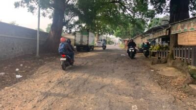 Jalan Penghubung Cianjur – Purwakarta Rusak dan Bergelombang, Pengendara Minta Segera Diperbaiki