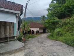 Akses Jalan Rusak Parah, Warga Cikadu Terpaksa Lewat Jembatan Gantung