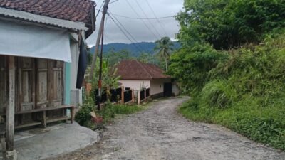 Akses Jalan Rusak Parah, Warga Cikadu Terpaksa Lewat Jembatan Gantung