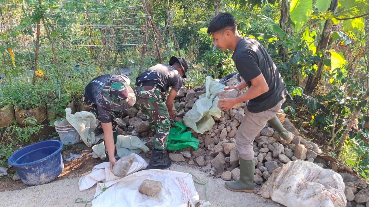 Pelaksanaan TNI Manunggal Membangun Desa (TMMD) ke-129 Tahun Anggaran 2026 di Desa Mekarmukti, Kecamatan Cibinong terus menunjukkan perkembangan. Hari ketiga, kegiatan fisik terus dikebut, Sabtu 18 Juli 2026.