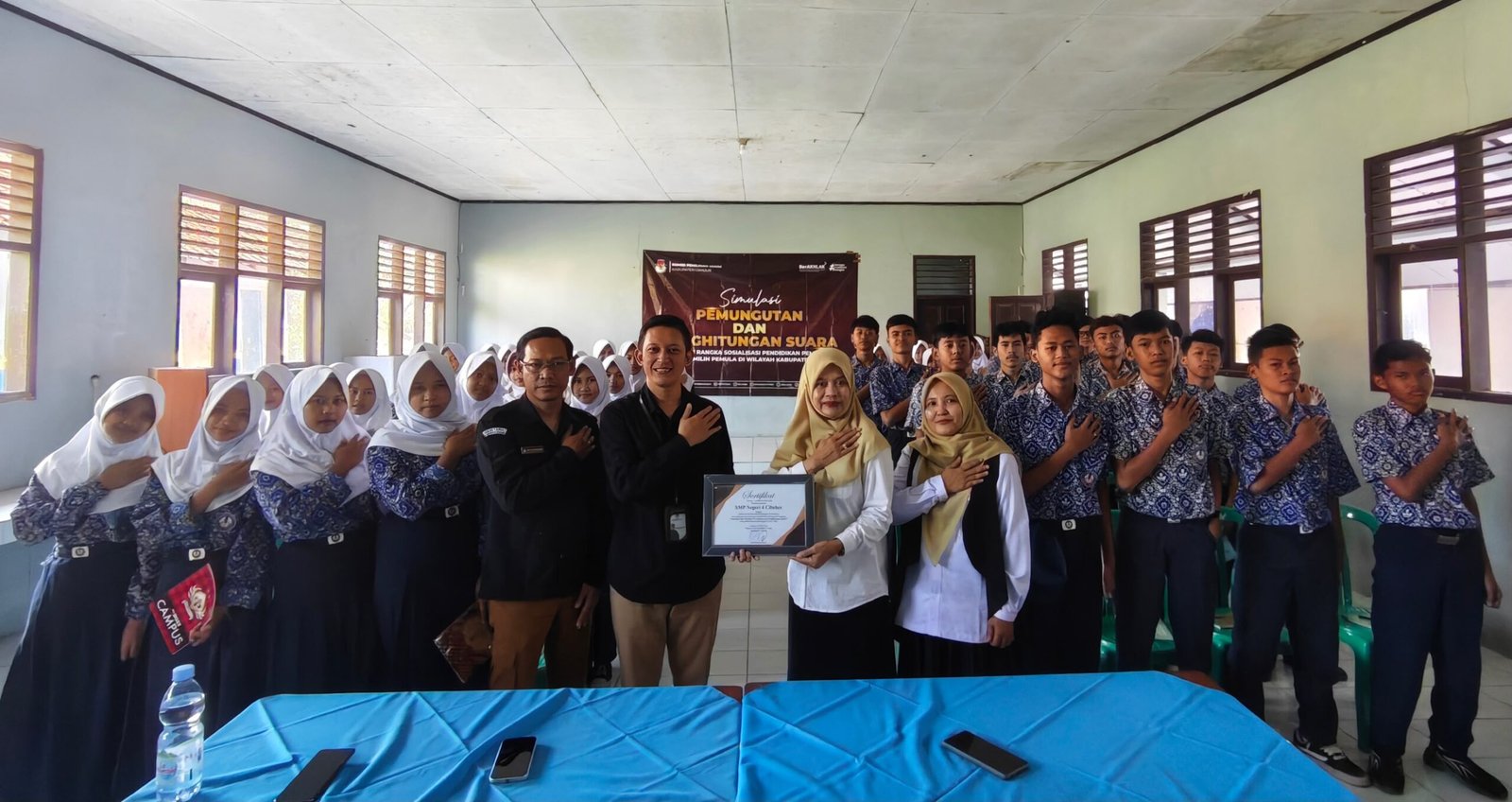 Bukan Cuma Teori, Siswa SMPN 4 Cibeber Praktik Langsung Jadi Petugas TPS Bersama KPU Cianjur