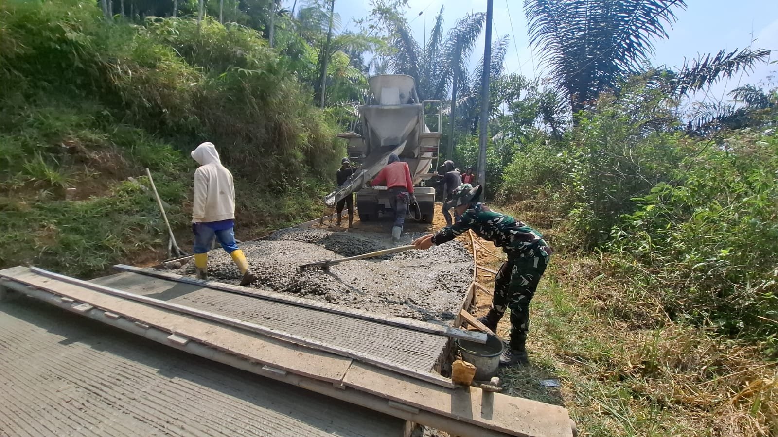 TMMD Ke-129 Cianjur Percepat Pembangunan Jalan dan Rutilahu