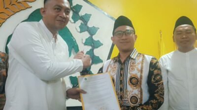 Pelaksana Tugas (Plt) Ketua DPD Satkar Ulama Indonesia Partai Golkar Kabupaten Cianjur, Muhammad Zulfahmi (tengah) bersama Isfhan Taufik Munggaran (kiri). (Cianjur Ekspres/Herry Febriyanto)