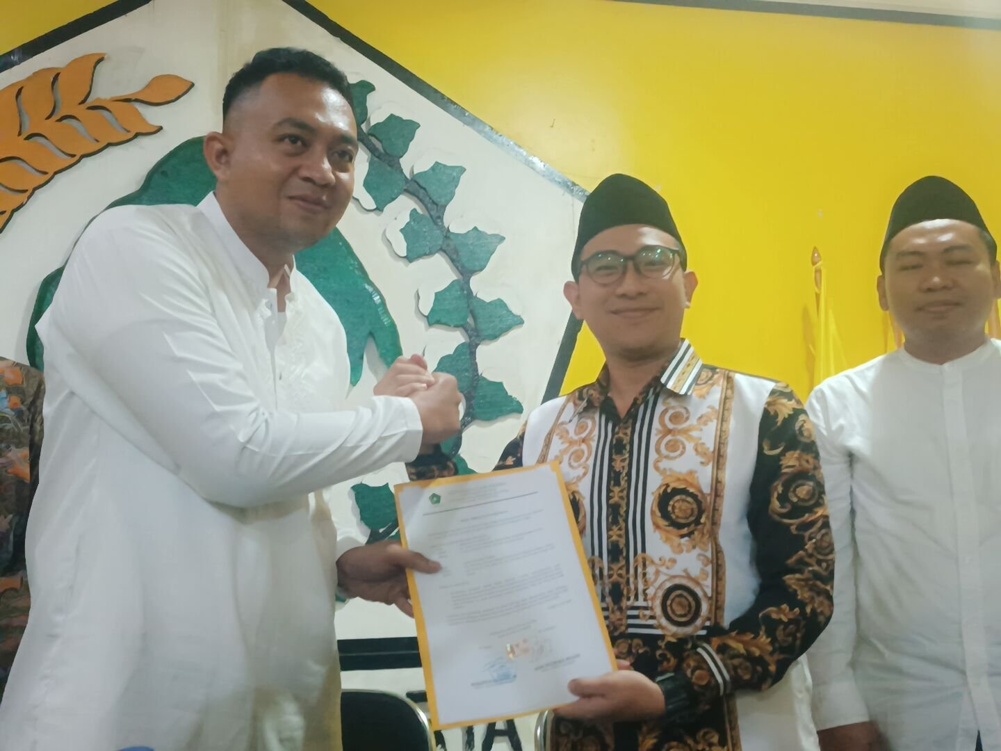 Pelaksana Tugas (Plt) Ketua DPD Satkar Ulama Indonesia Partai Golkar Kabupaten Cianjur, Muhammad Zulfahmi (tengah) bersama Isfhan Taufik Munggaran (kiri). (Cianjur Ekspres/Herry Febriyanto)