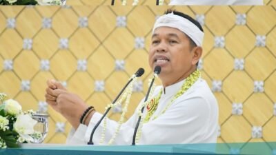 Gubernur Jawa Barat Dedi Mulyadi menghadiri Rapat Paripurna Istimewa DPRD Kabupaten Cianjur dalam rangka Milangkala ke-349 Kabupaten Cianjur yang digelar di Gedung DPRD Kabupaten Cianjur, Minggu 12 Juli 2026.