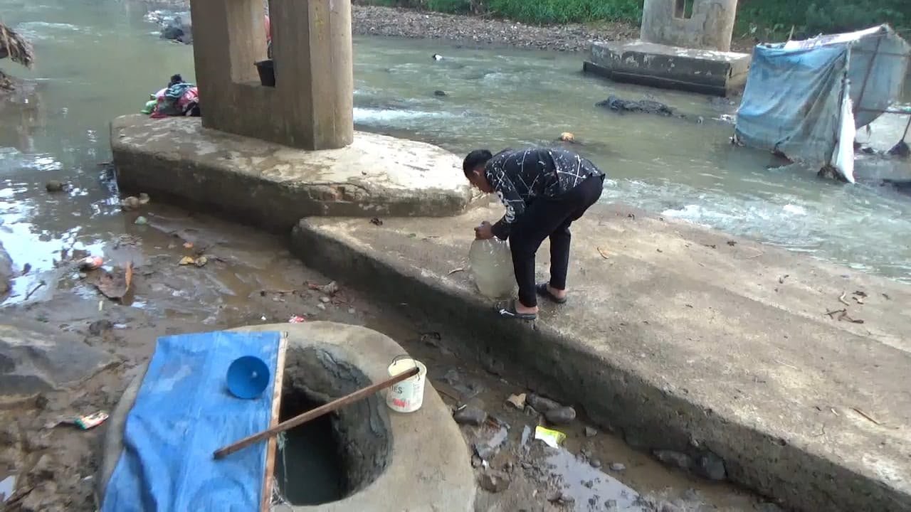 Tampak warga di Desa Cimanggu, Kecamatan Cibeber, Kabupaten Cianjur terpaksa harus memanfaatkan air sungai karena kesulitan mendapatkan air bersih di musim kemarau.