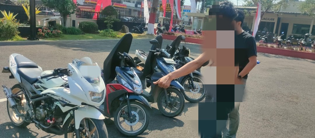 Kepolisian Resor (Polres) Cianjur mengamankan sejumlah pemotor yang sedang melakukan konvoi, Minggu 5 Juli 2026. Polisi juga menyita sejumlah senjata tajam, termasuk golok.
