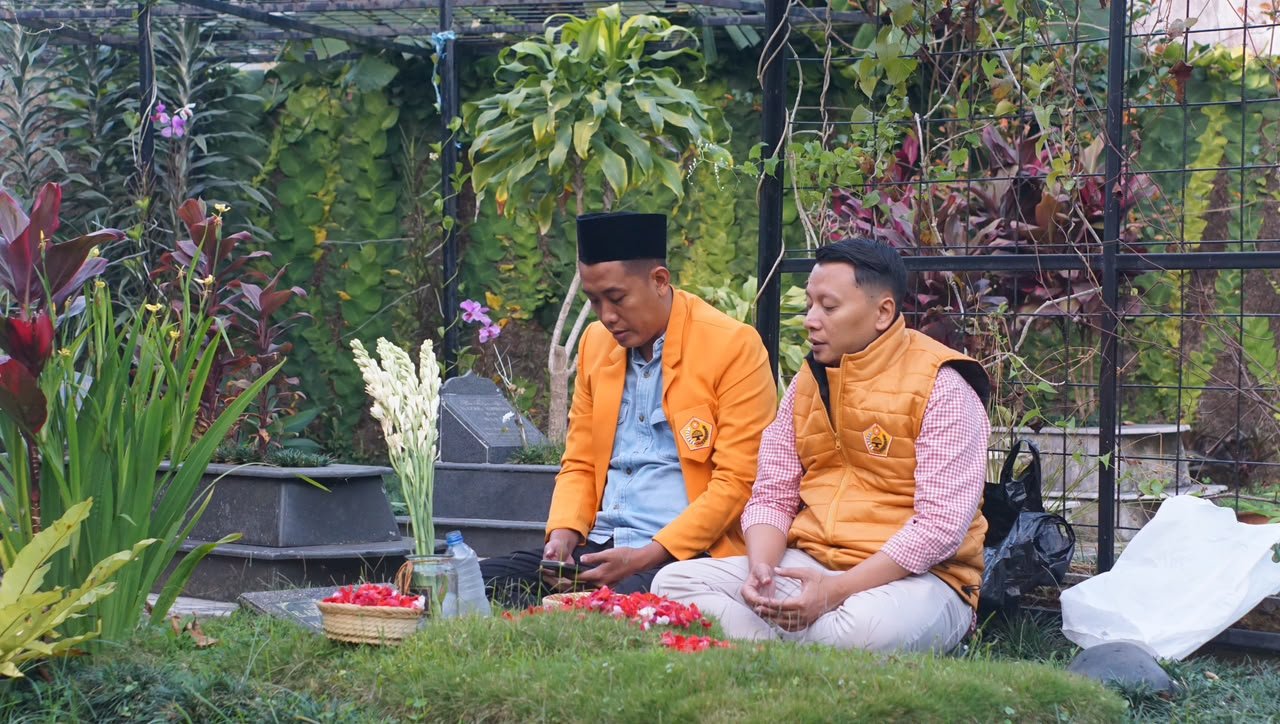 DPC Ormas Musyawarah Kekeluargaan Gotong Royong (MKGR) Kabupaten Cianjur melakukan ziarah ke makam Tokoh Partai Golkar Almarhum H. Ade Barkah Surahman, Senin 13 Juli 2026.