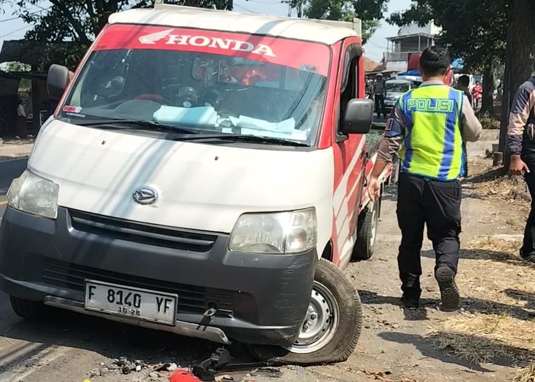 Insiden tabrakan terjadi di Jalan Raya Sukabumi-Cianjur, tepatnya di Desa Rancagoong, Kecamatan Cilaku, Kabupaten Cianjur yang melibatkan truk tangki BBM dan mobil pickup dealer pengangkut motor baru, pada Rabu 15 Juli 2026 siang.
