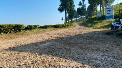 Tampak kondisi akses jalan utama di wilayah Kampung Cireundeu, Des Mekarmukti, Kecamatan Cibinong, Kabupaten Cianjur yang dipenuhi bebatuan dan tanah.