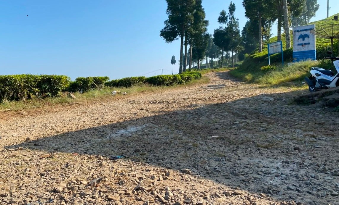 Tampak kondisi akses jalan utama di wilayah Kampung Cireundeu, Des Mekarmukti, Kecamatan Cibinong, Kabupaten Cianjur yang dipenuhi bebatuan dan tanah.