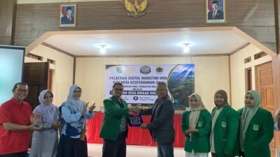 Lewat program Pengabdian kepada Masyarakat, mereka turun langsung membekali para pelaku Usaha Mikro, Kecil, dan Menengah (UMKM) di Desa Gadog, Kecamatan Pacet, Kabupaten Cianjur, dengan jurus jitu pemasaran digital (digital marketing), Minggu 19 juli 2026.