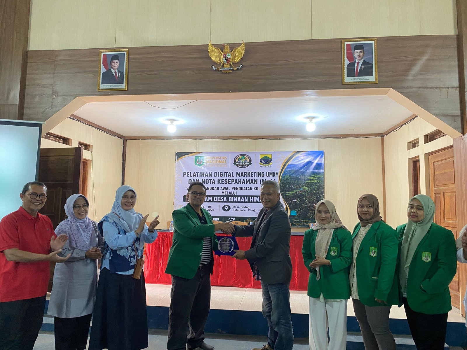 Lewat program Pengabdian kepada Masyarakat, mereka turun langsung membekali para pelaku Usaha Mikro, Kecil, dan Menengah (UMKM) di Desa Gadog, Kecamatan Pacet, Kabupaten Cianjur, dengan jurus jitu pemasaran digital (digital marketing), Minggu 19 juli 2026.