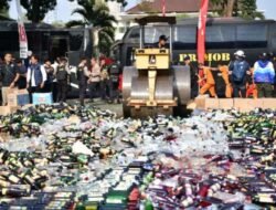 KDM dan Kapolda Jabar Musnahkan Barang Bukti Kejahatan, Termasuk Knalpot Brong dan Tramadol