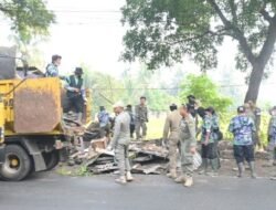 Kios dan Bangunan Liar di Sepanjang Jalan Raya Bandung Ditertibkan