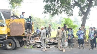 Kios dan Bangunan Liar di Sepanjang Jalan Raya Bandung Ditertibkan