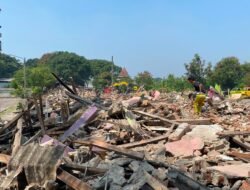 Puluhan Kios Eks Terminal Rawabango Diratakan