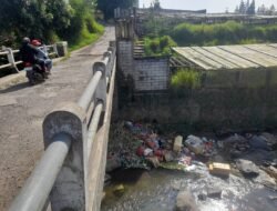 Sungai Cisarua Kawungluwuk Jadi Tempat Buang Sampah, Warga: Sudah Biasa