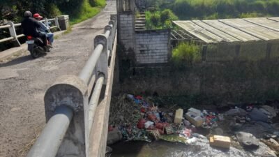 Sungai Cisarua Kawungluwuk Jadi Tempat Buang Sampah, Warga: Sudah Biasa