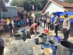 Polres Cianjur Salurkan Air Bersih untuk Warga Terdampak Kekeringan di Ciranjang