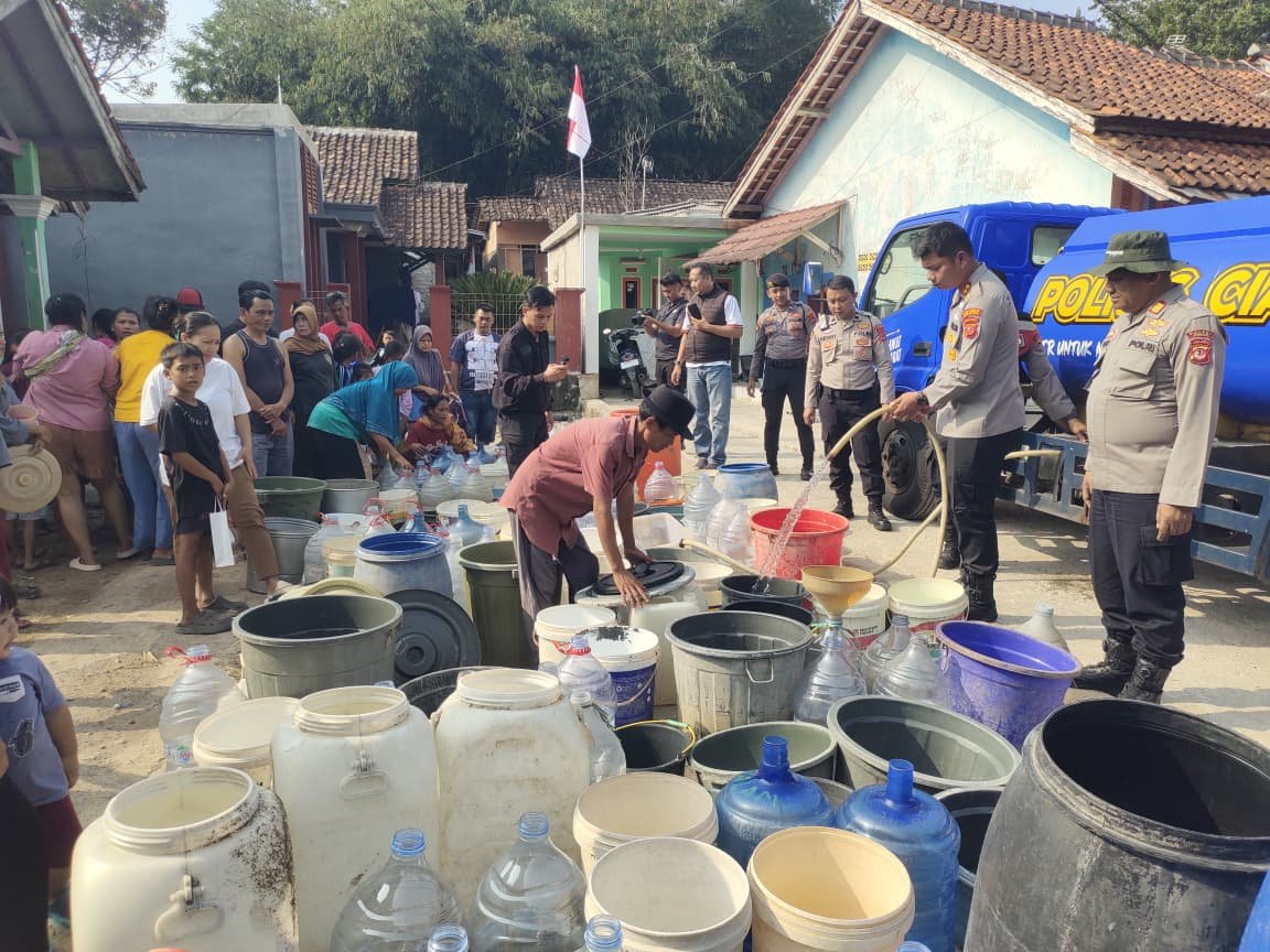 Polres Cianjur Salurkan Air Bersih untuk Warga Terdampak Kekeringan di Ciranjang