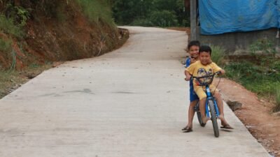 Anak-anak Sumringah, Akhirnya Bisa Bermain Sepeda di Jalan Hasil TMMD