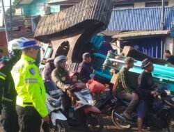 Tabrakan Fuso Angkut Beko vs Pikap di Cugenang Cianjur, 2 Orang Meninggal Dunia