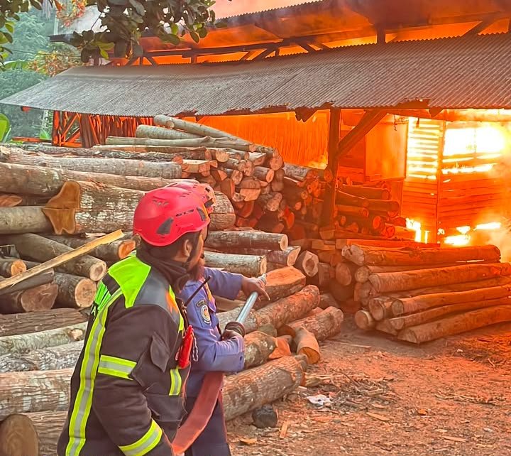 Gudang Gesekan Kayu di Cugenang Cianjur Terbakar, Kerugian Ditaksir Rp100 Juta