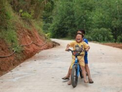 Anak-anak Semringah Bisa Meluncur dengan Sepeda di Jalan Beton Hasil TMMD ke-129