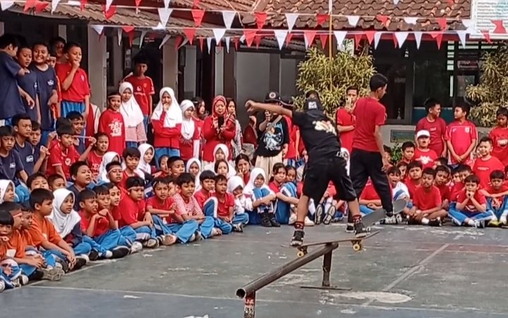 Porserosi Cianjur Kenalkan Skateboard dan Sepatu Roda ke Sekolah