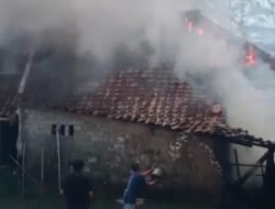 Diduga dari Tungku Kayu Bakar, Rumah Warga Sukaratu Ludes Terbakar