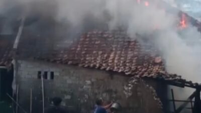Diduga dari Tungku Kayu Bakar, Rumah Warga Sukaratu Ludes Terbakar