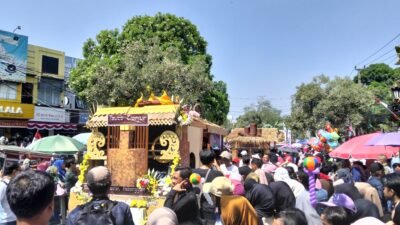 Ribuan Warga Antusias Saksikan Karnaval Budaya Cianjur Fest 2026