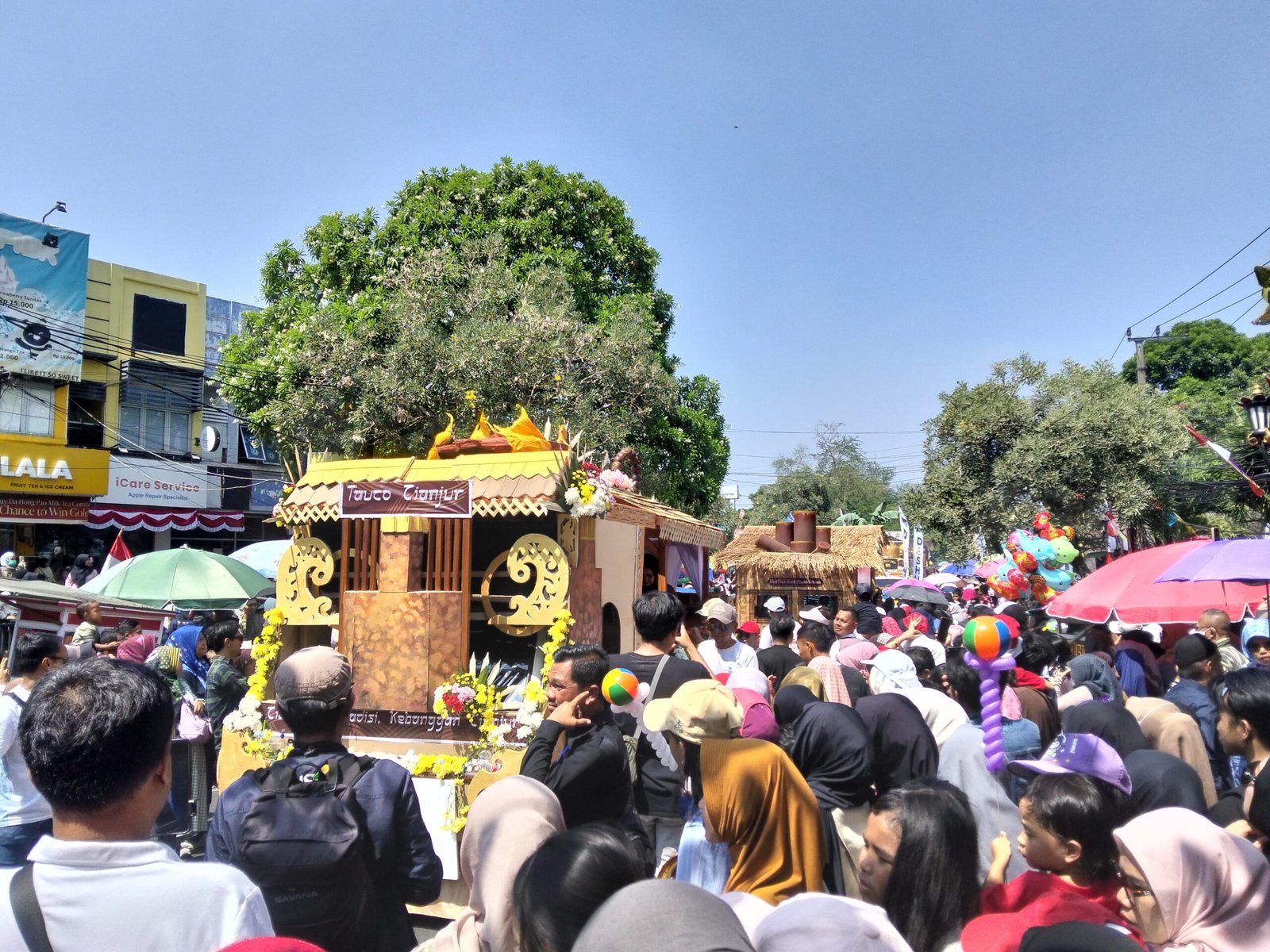 Ribuan Warga Antusias Saksikan Karnaval Budaya Cianjur Fest 2026