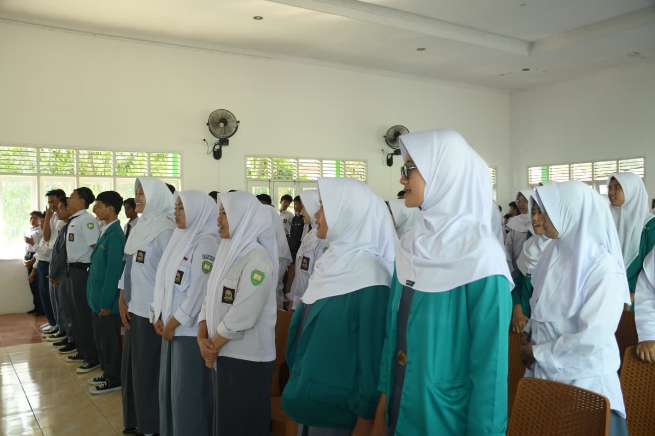 SMK Assuyuthiyyah Gandeng BNN Cianjur Sosialisasikan P4GN dan Tes Urine