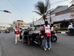 Abu Vulkanik Gunung Anak Krakatau Sampai ke Cianjur, PMI Bagikan Masker ke Pengendara