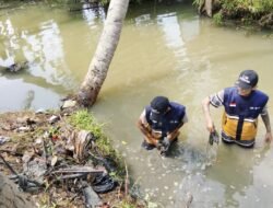 Pasien ODGJ Ikut Bersihkan Sampah di Sungai Cibiuk
