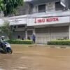 Sampah Sumbat Drainase, Jalan Mangunsarkoro Terendam