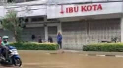 Sampah Sumbat Drainase, Jalan Mangunsarkoro Terendam