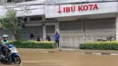 Sampah Sumbat Drainase, Jalan Mangunsarkoro Terendam