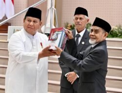 Prabowo Terima Mushaf Al-Qur’an Gontor dan Buku Gontor untuk Indonesia