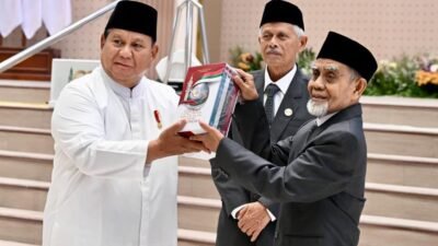 Prabowo Terima Mushaf Al-Qur’an Gontor dan Buku Gontor untuk Indonesia