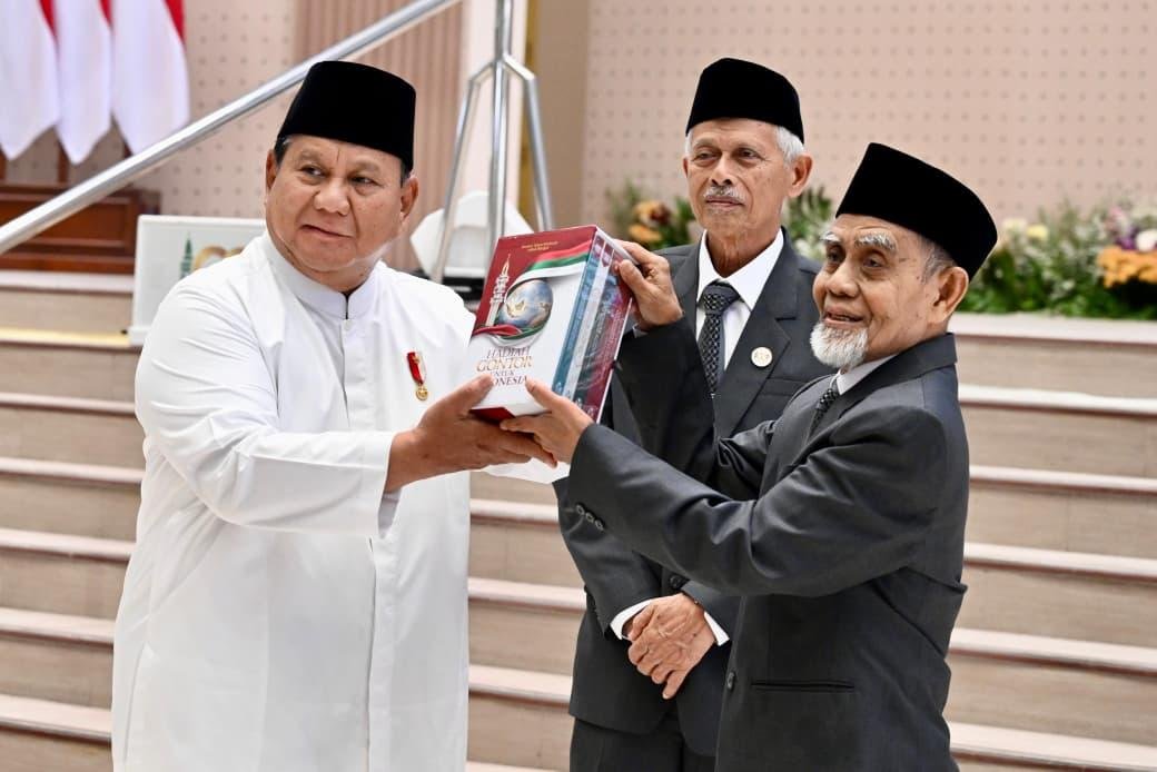 Prabowo Terima Mushaf Al-Qur’an Gontor dan Buku Gontor untuk Indonesia