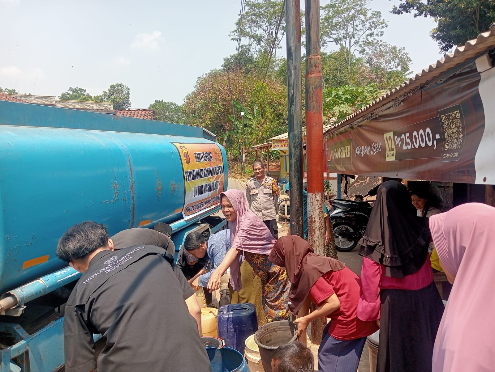 Respons Cepat Laporan Warga, Polsek Cibeber dan Ngerayap Community Salurkan 8.000 Liter Air Bersih di Cimanggu